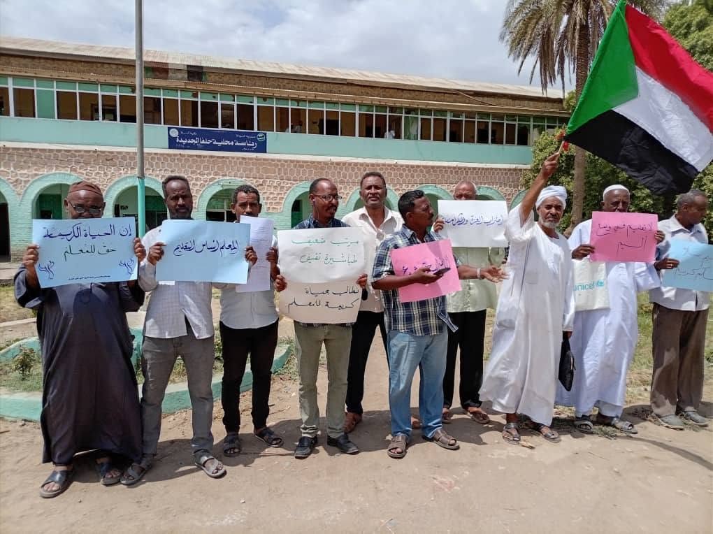 حين لا يكفي الراتب للمواصلات...! معلمو السودان يخوضون معركة الأجور